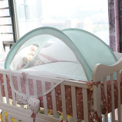 Fällbart och andningsbart myggnät för babysäng